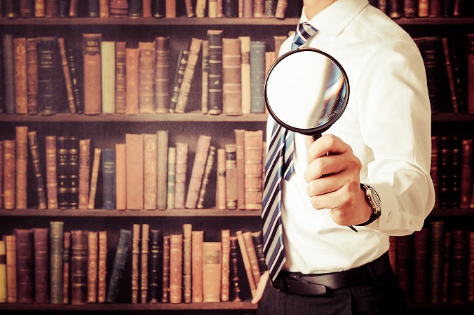 虫眼鏡をもつ人